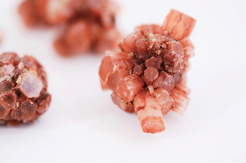 drie oranjerode aragonietkristallen 