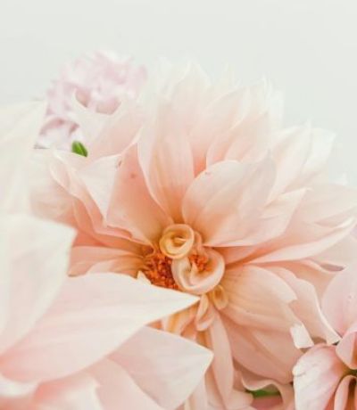 hand laat zand vallen tijdens een zonsondergang 