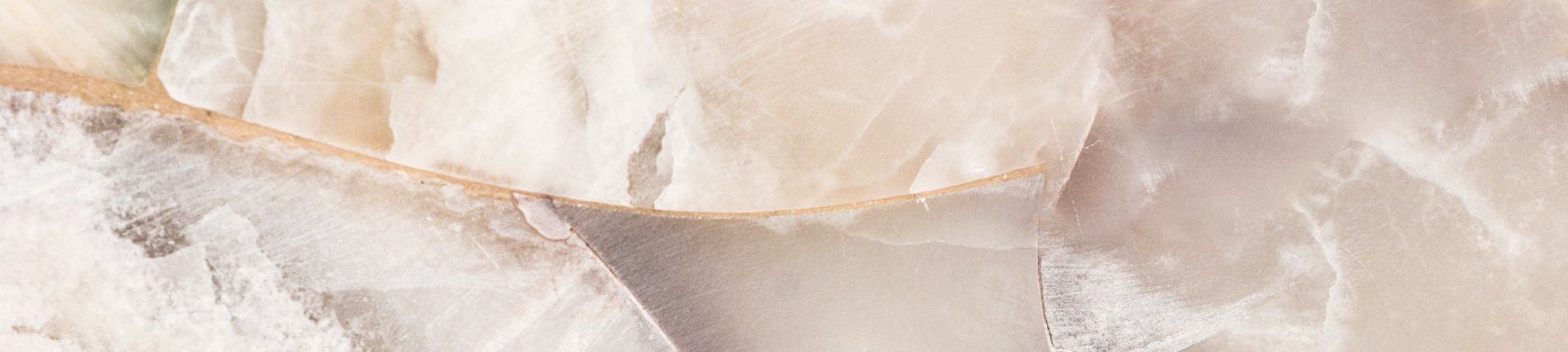 detail van een witte marmerachtige kristal als link naar kristal healing